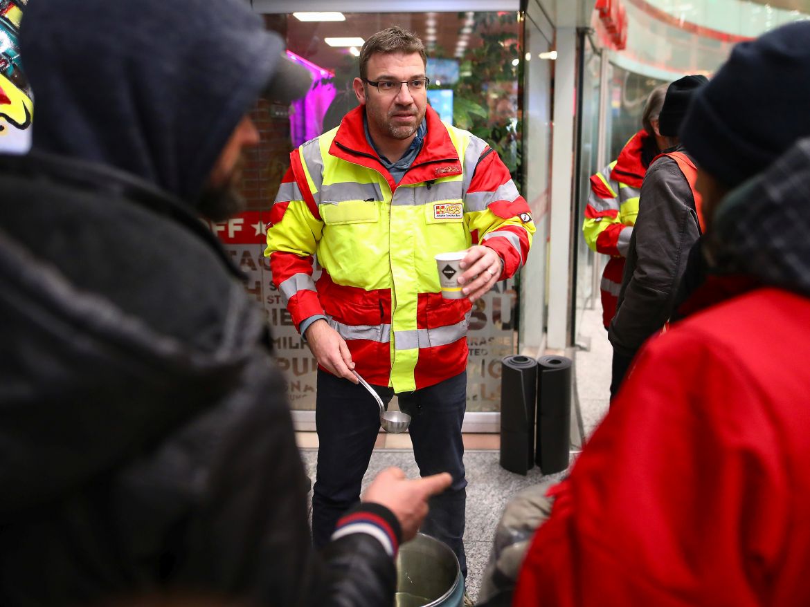 ASB-Kältehilfe-2018-ASB-Berlin-Schlafsäcke-für-Obdachlose-Müntefering-8.jpg