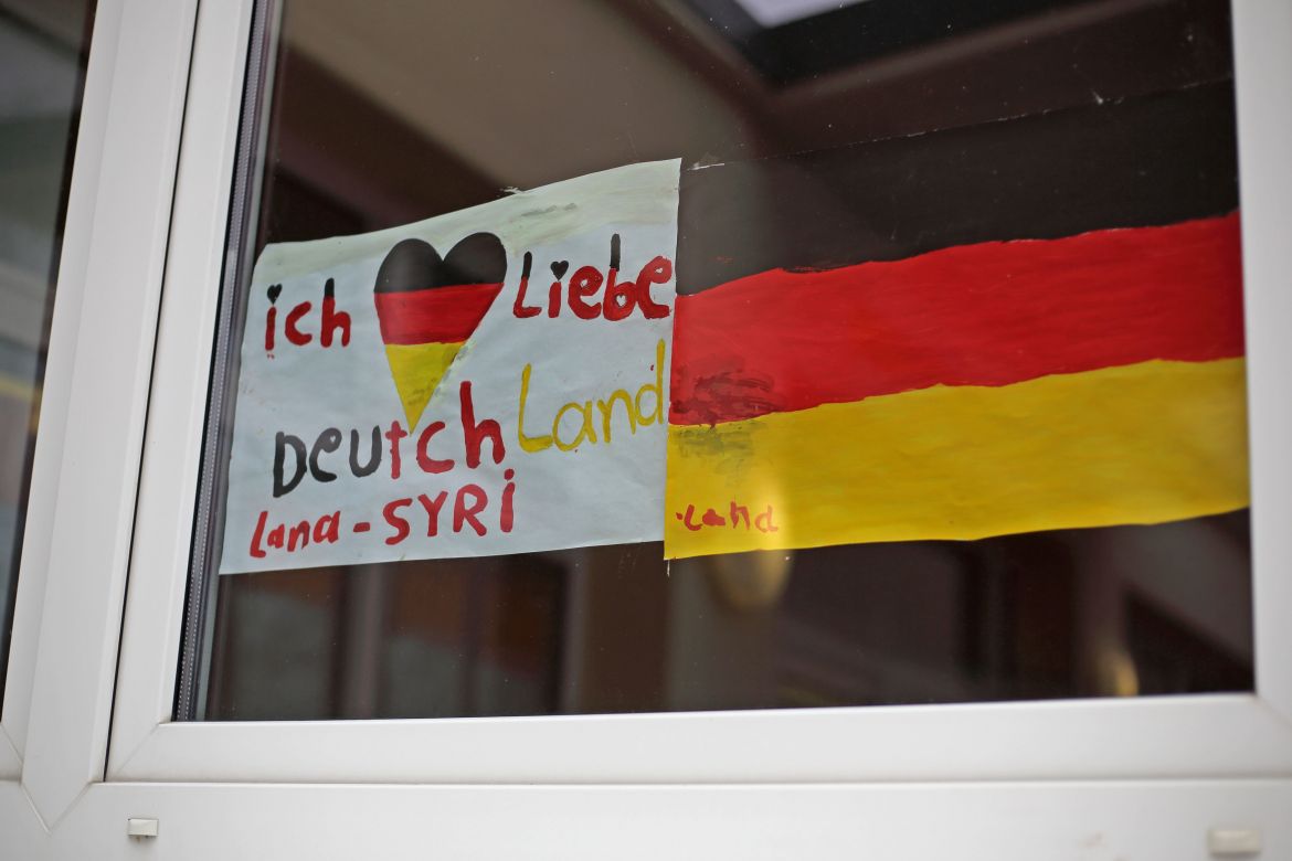 In einem Fenster der Wohnaußenstelle Fünfeichen hängt ein Schild auf dem steht: 