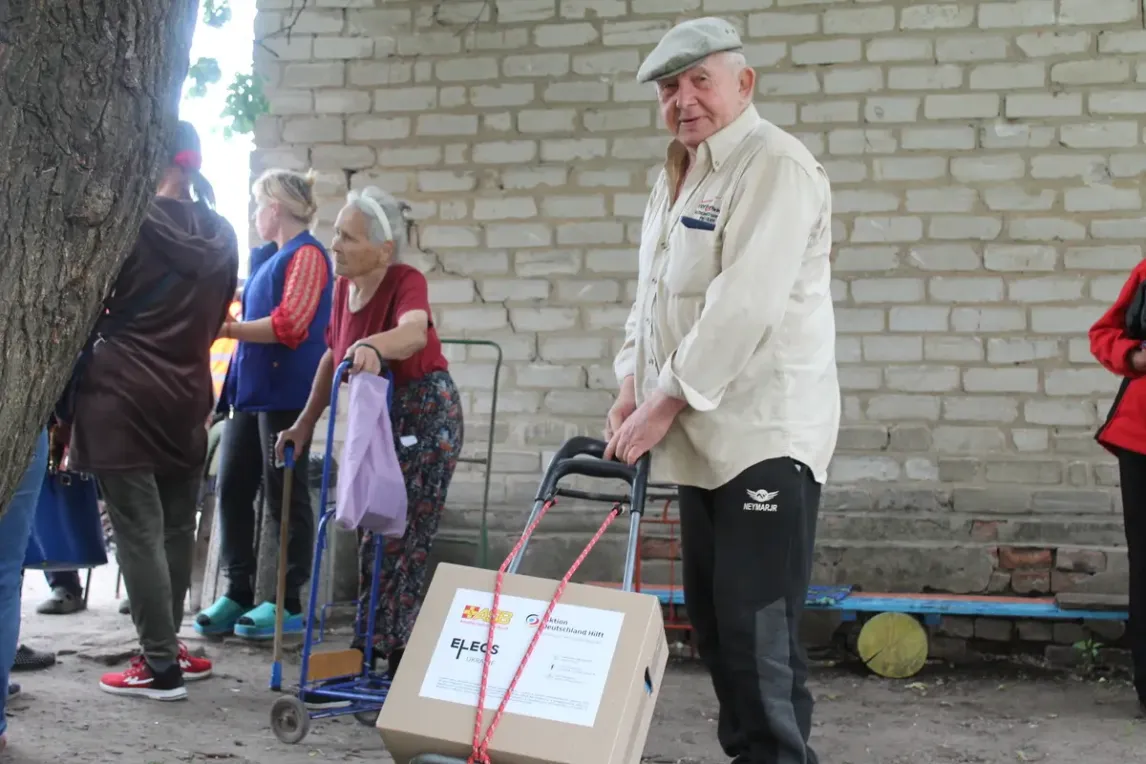 Elderly beneficiaries often use assistive devices to transport the aid they receive.. Donetsk region, June 2025. CR Eleos-Ukraine..webp