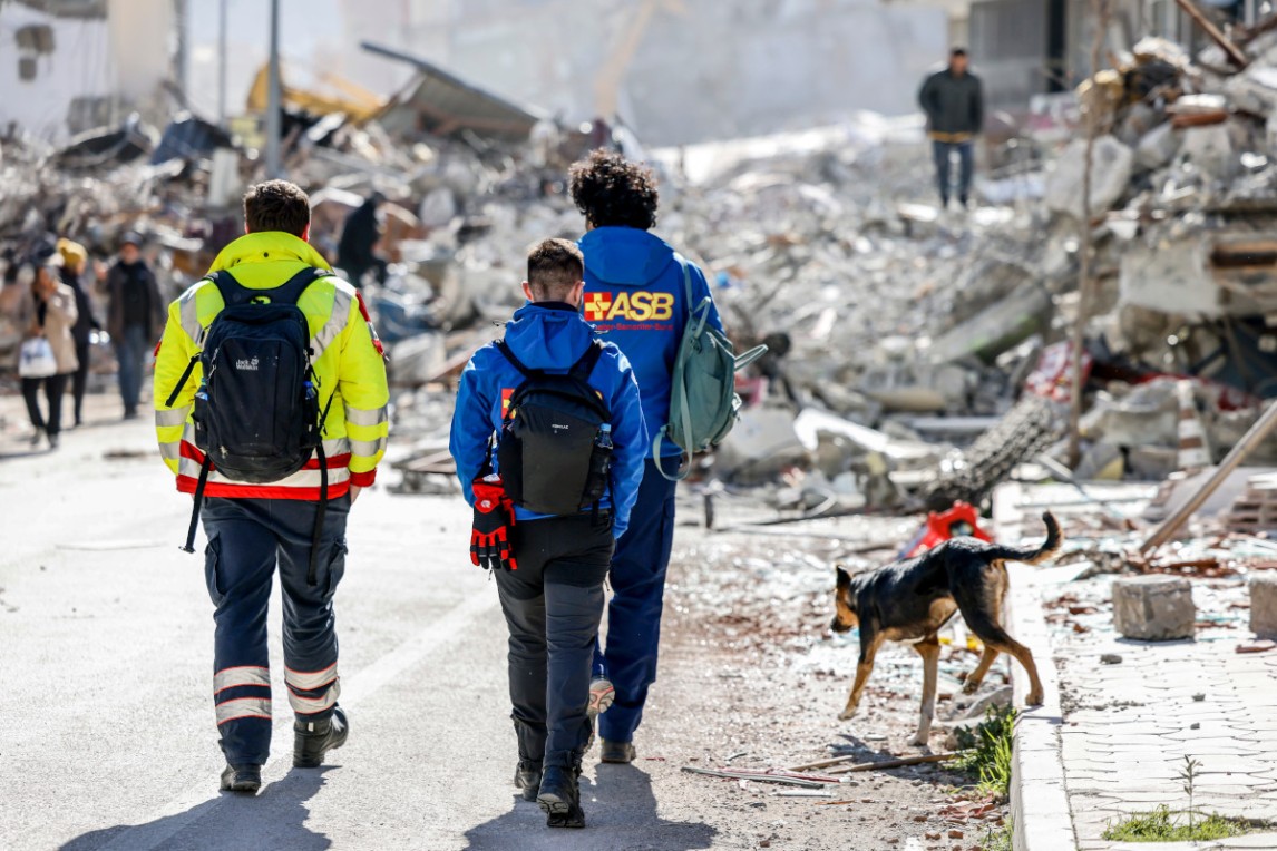 Ankunft der Helferinnen und Helferin der Erdbebenregion.