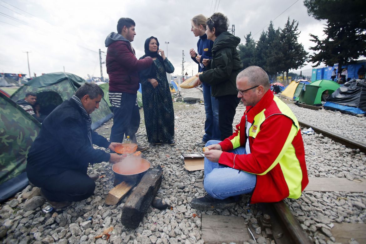 Flüchtlinge in Griechenland - Hilfe des ASB - Bauch auf den Gleisen