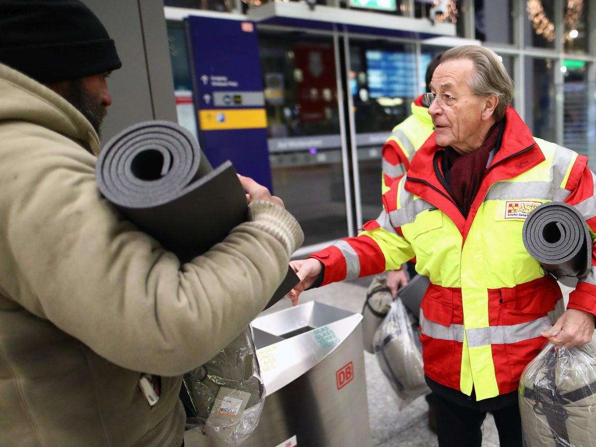 ASB-Kältehilfe-2018-ASB-Berlin-Schlafsäcke-für-Obdachlose-Müntefering-4.jpg