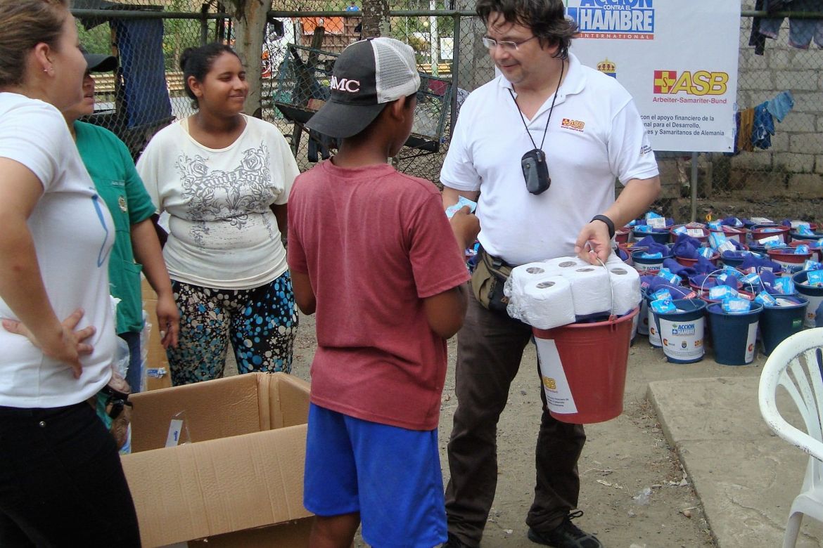 160425-erdbeben ecuador-asb-verteilung-hygienekits.jpg