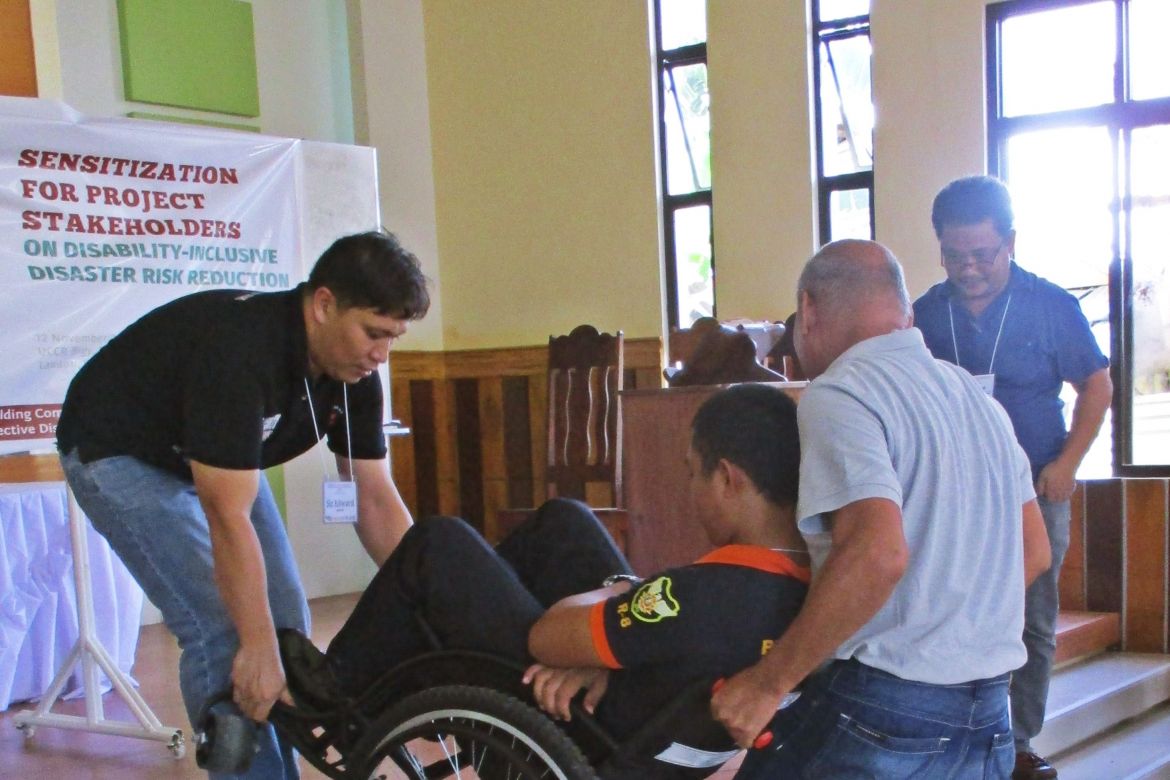 CDP-Practicing technique on evacuating wheelchair user-Rahmen.jpg