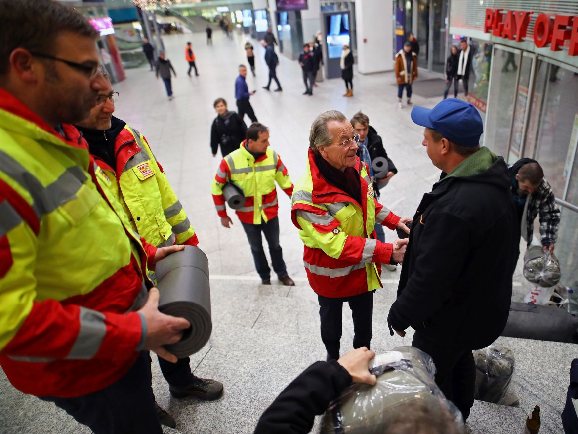 ASB-Kältehilfe-2018-ASB-Berlin-Schlafsäcke-für-Obdachlose-Müntefering-6.jpg