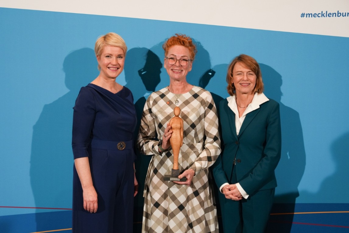 Samariterin und "Frau des Jahres" Birgit Waniorek mit der Ministerpräsidentin des Landes Mecklenburg-Vorpommern, Manuela Schwesig, und Elke Büdenbender, Präsidentengattin und Schirmherrin der Bürgermeisterinnenkonferenz