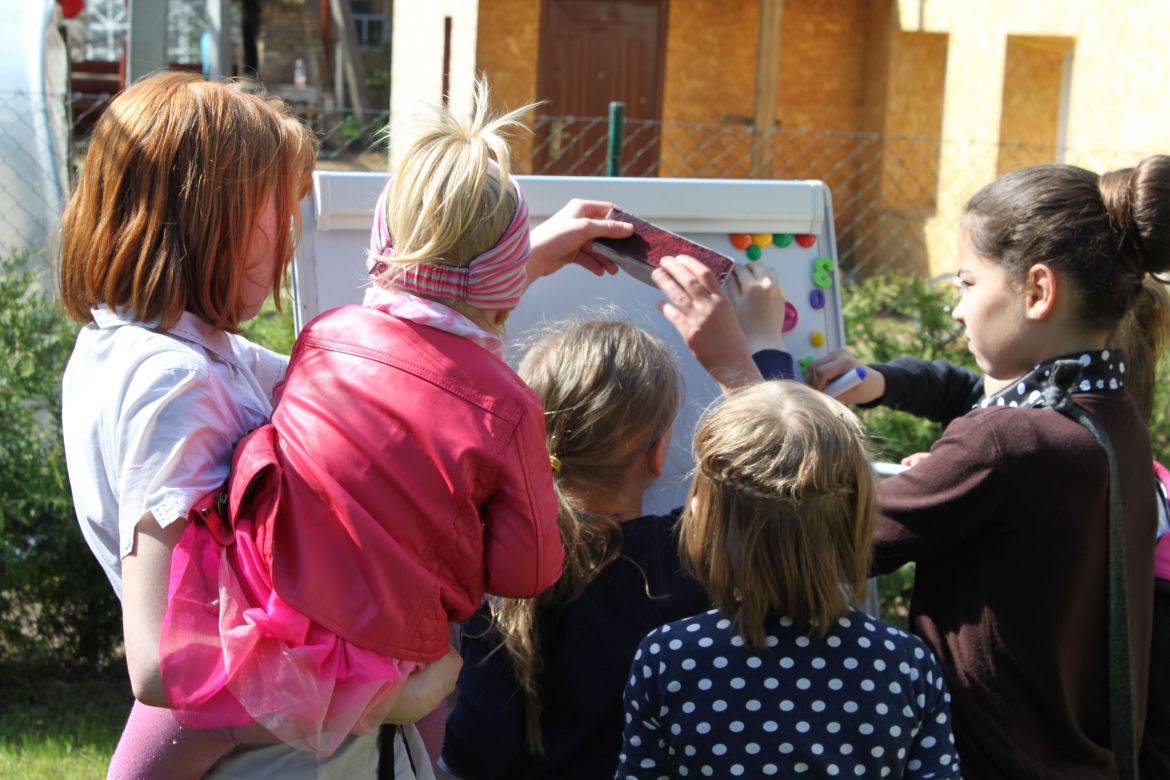 160509-asb-litauen-kinderzentrum-einweihung-tafel.jpg