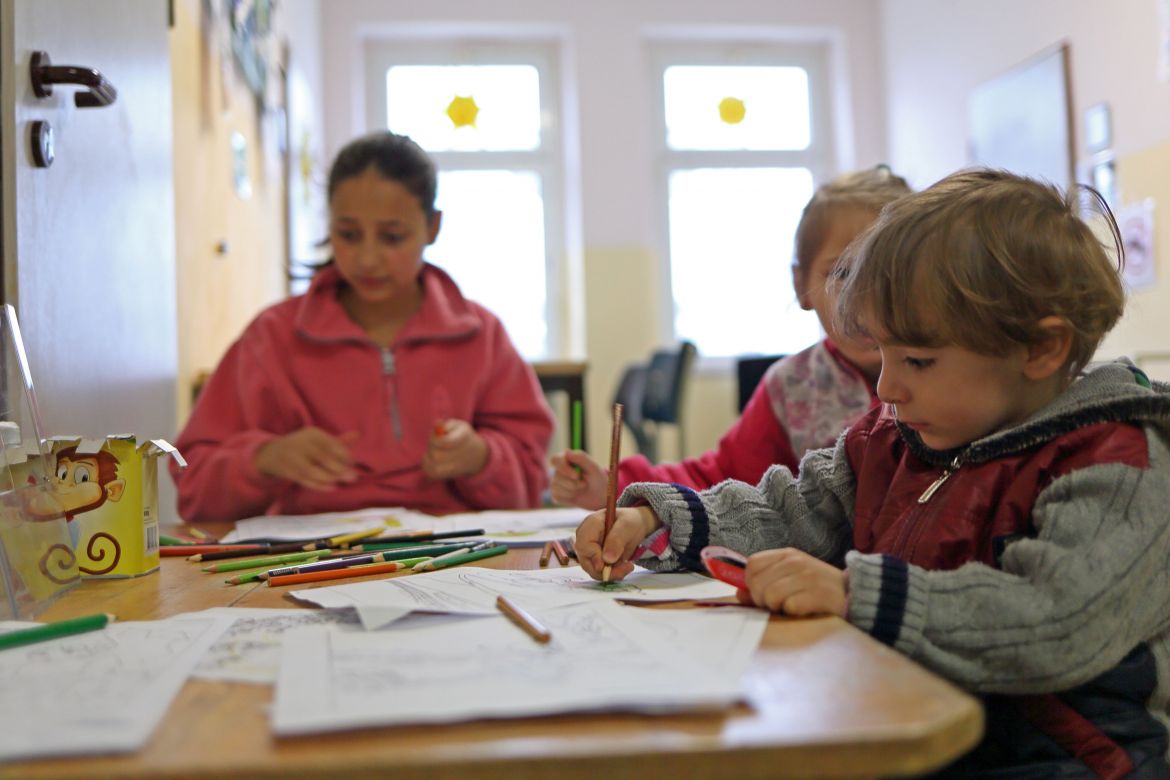 Kinder malen in der Kita der Unterkunft für Geflüchtete in Neubrandenburg