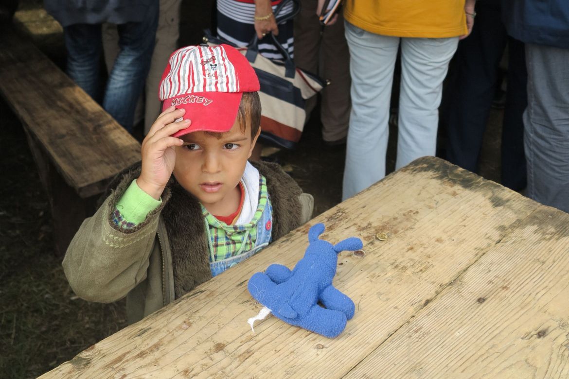 Kleiner Junge in einem Flüchtlingslager in Serbien