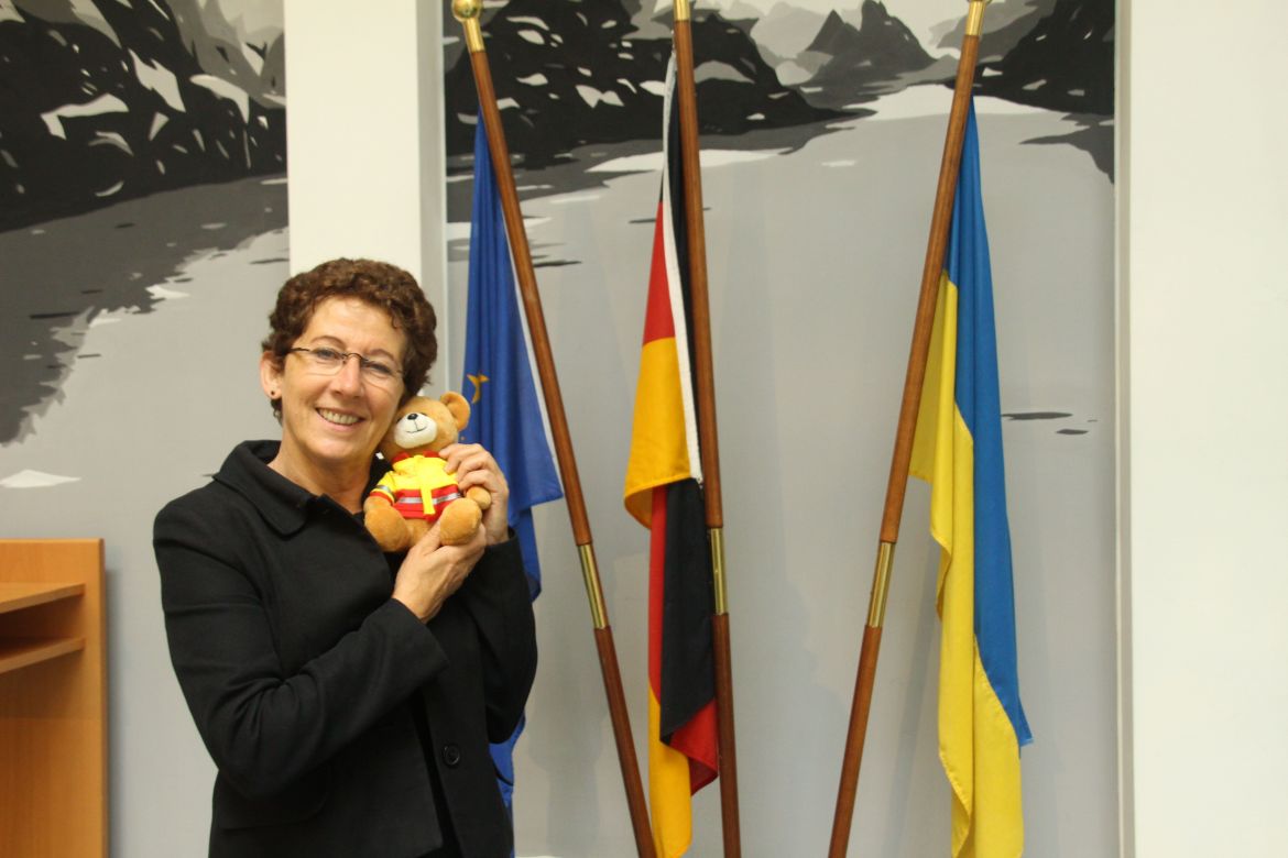 Journalistin mit Teddy in der deutschen Botschaft in Kiew