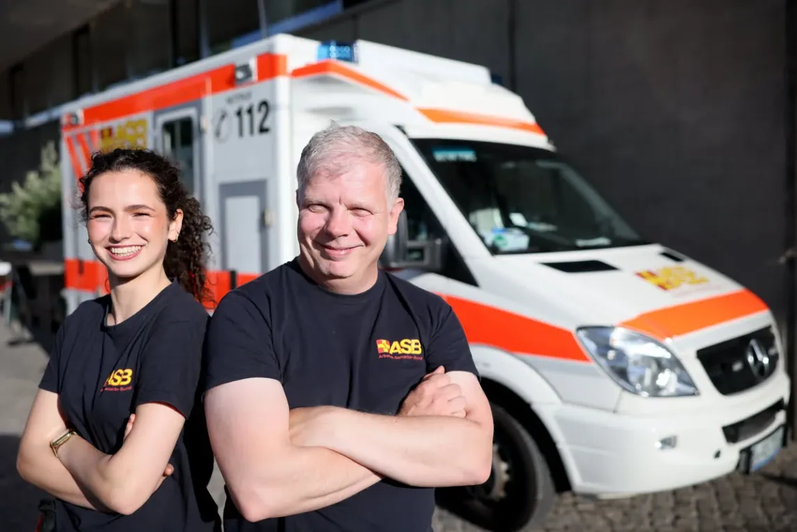 zwei Sanitäter vor dem Rettungswagen-20260708_asb_523.webp
