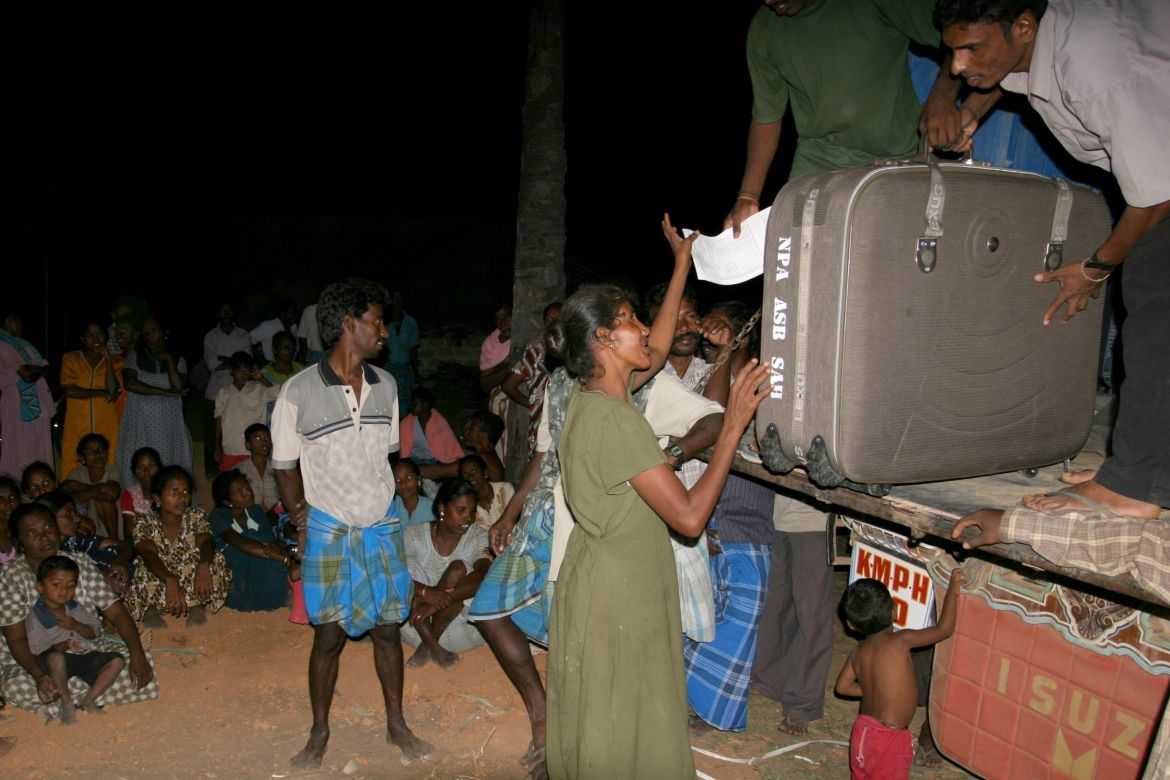 tsunami-sri-lanka-kofferverteilung