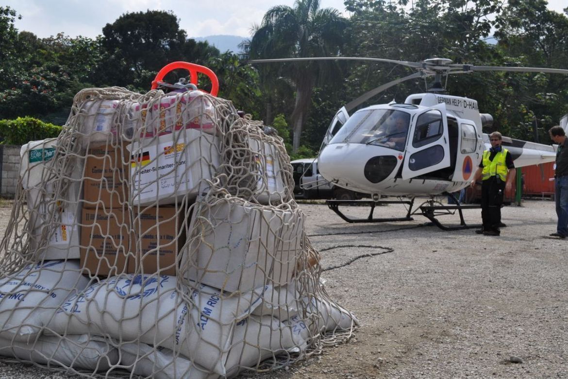 Hilfsgüterlieferung mit dem Helikopter