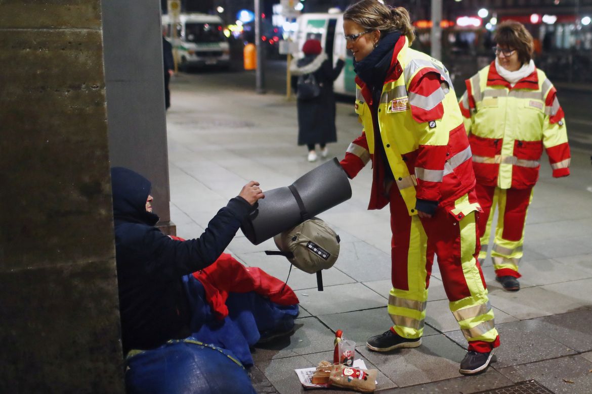 ASB Kältehilfe Nikolaus Schlafsäcke Isomatten (17).jpg