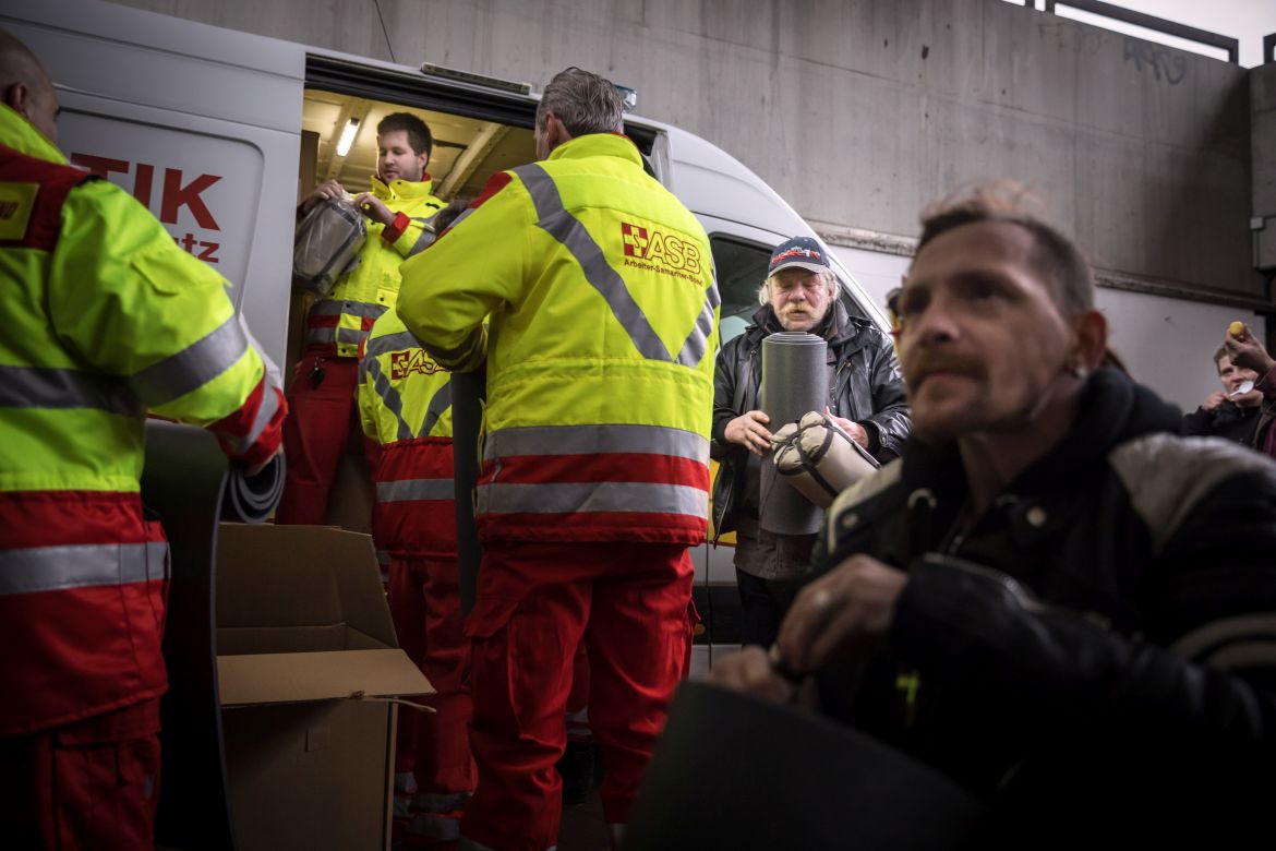 ASB Kältehilfe Nikolaus Schlafsäcke Isomatten (23).jpg