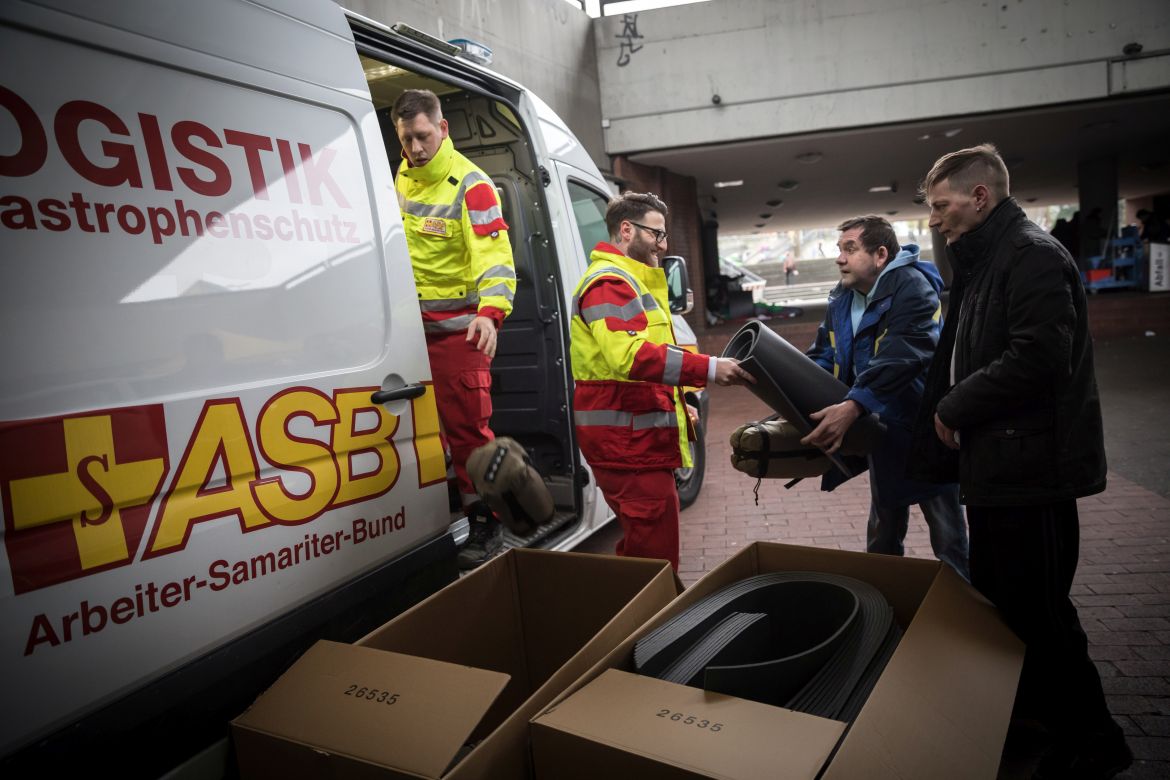 ASB Kältehilfe Nikolaus Schlafsäcke Isomatten (25).jpg