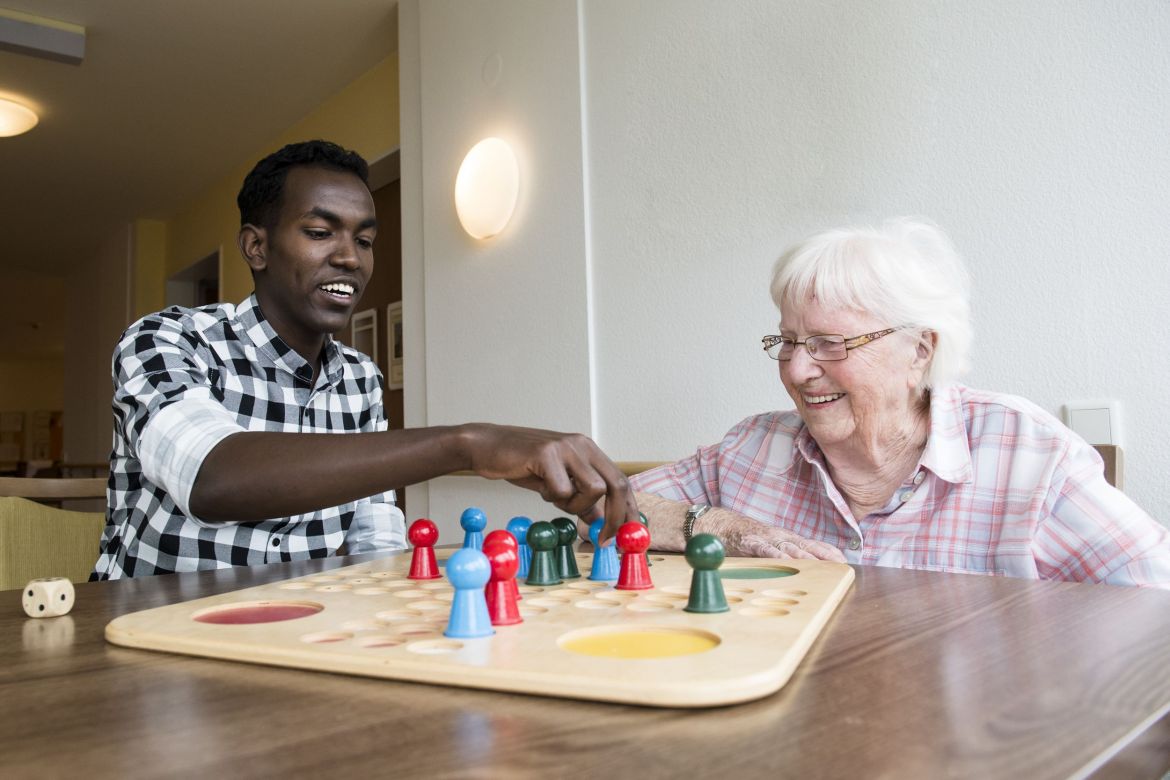 Isse spielt mit Bewohnerin Mensch ärgere dich nicht