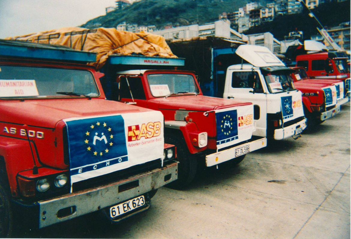 LKW-Hilfskonvoi bringt im Auftrag von ECHO und ASB Hilfsgüter nach Georgien. (1995)