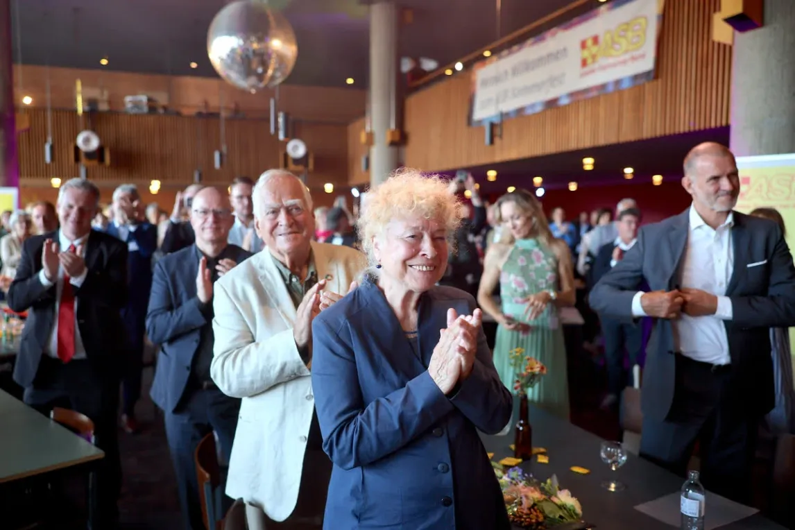 Gesine Schwan applaudiert -20260708_asb_441.webp